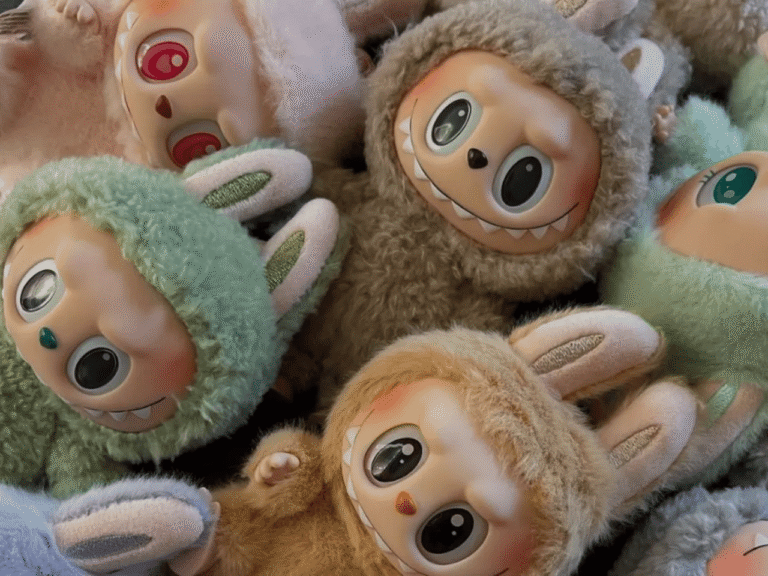 O que é o fenômeno KIDULT? Adultos que amam brinquedos ajudam a explicar Labubu